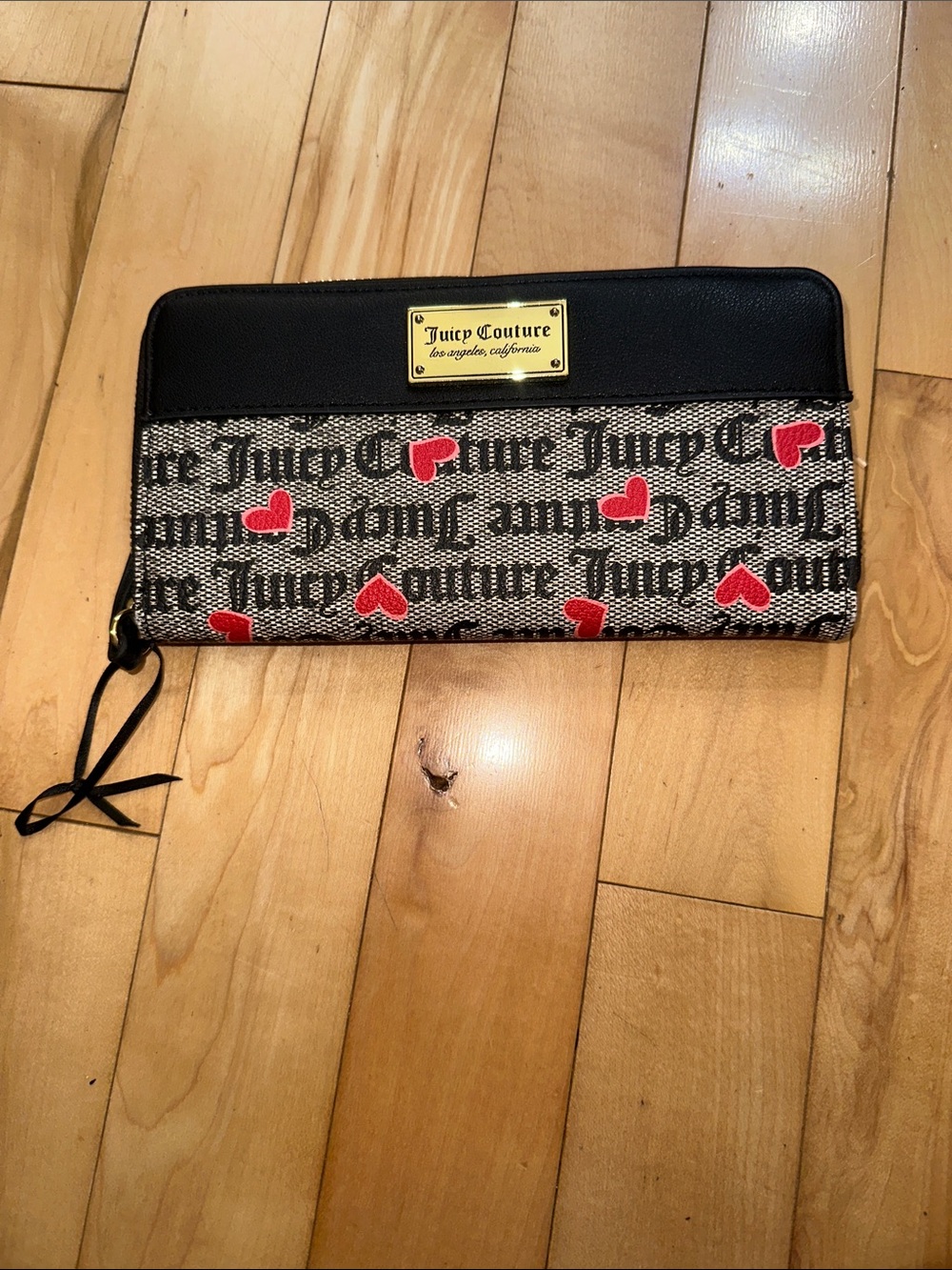 NWOT Juicy Couture “Love Never Dies” Black, Beige & Red Heart Logo Zip Wallet